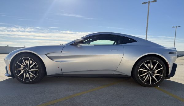 aston martin vantage - Image 9