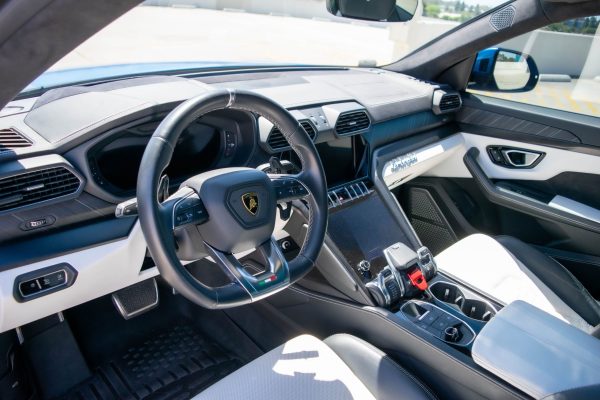 LAMBORGHINI URUS (BLUE) - Image 8