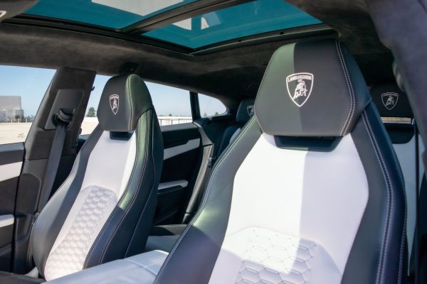 LAMBORGHINI URUS (BLUE) - Image 10