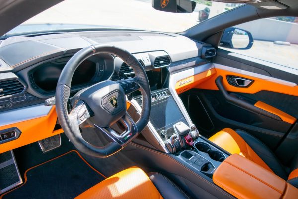 LAMBORGHINI URUS (BLACK) - Image 7