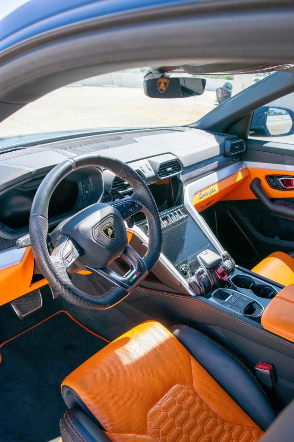 LAMBORGHINI URUS (BLACK) - Image 6