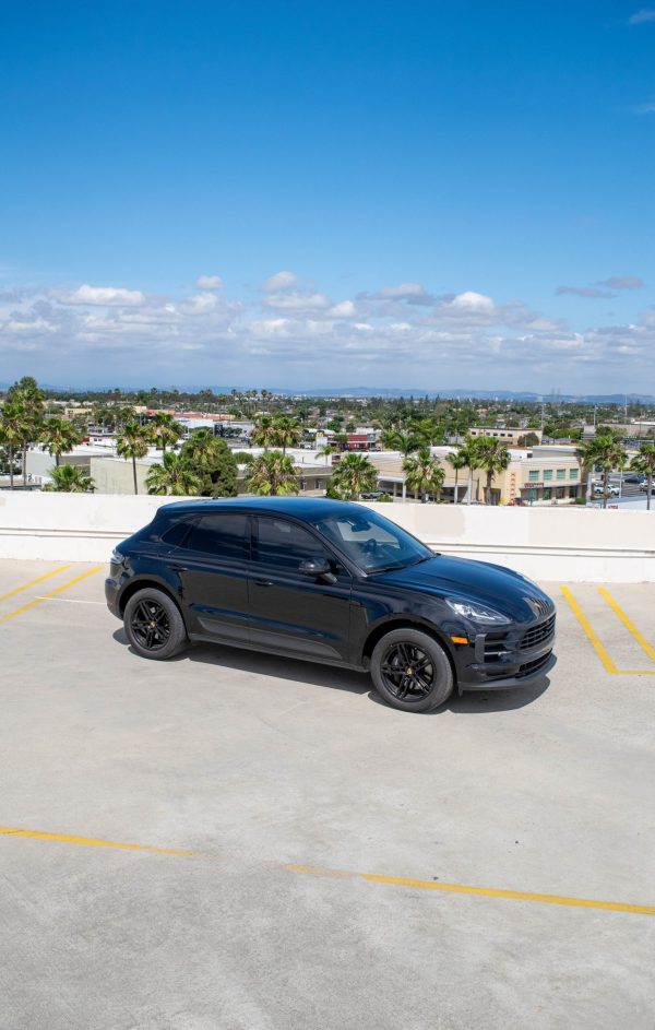 PORSCHE MACAN (BLACK) - Image 2