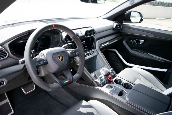 LAMBORGHINI URUS (WHITE) - Image 8