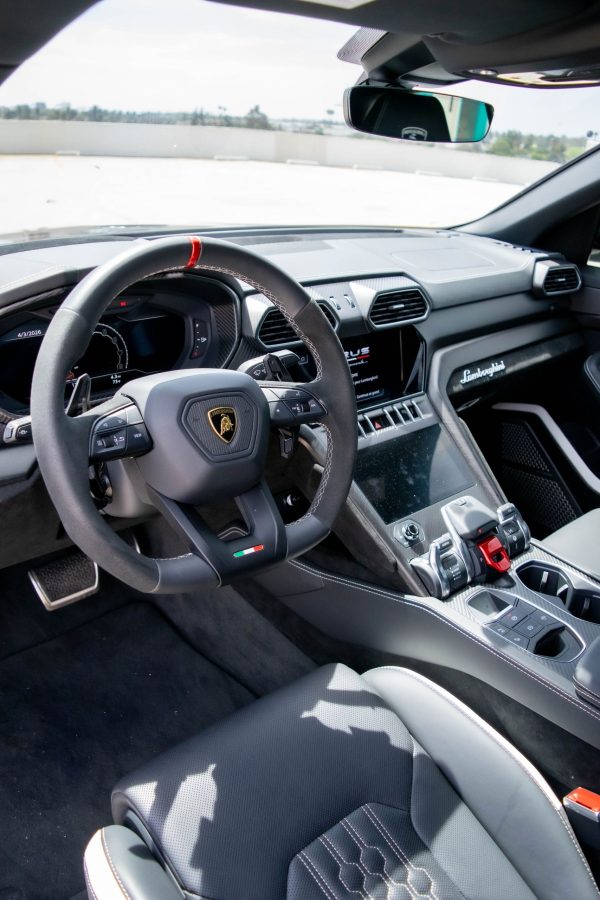 LAMBORGHINI URUS (WHITE) - Image 9
