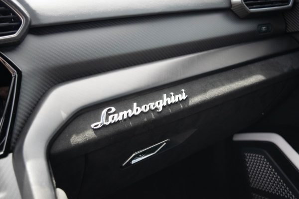 LAMBORGHINI URUS (WHITE) - Image 10