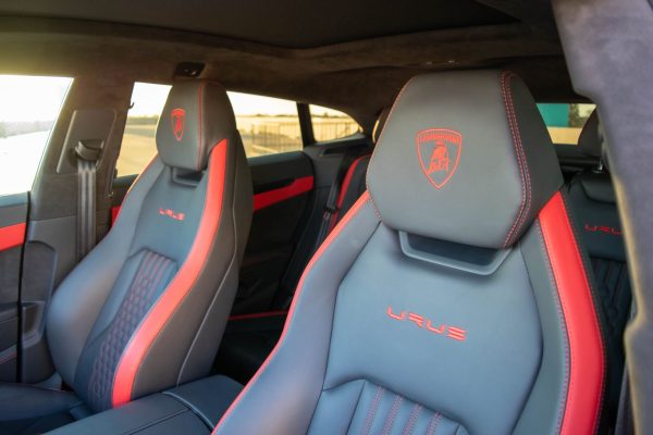 LAMBORGHINI URUS S (BLACK) - Image 10